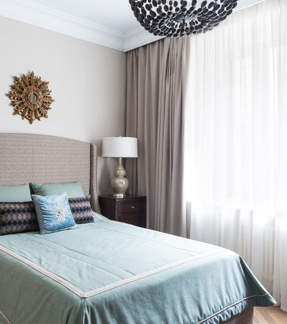cortinas con visillos en el interior del dormitorio