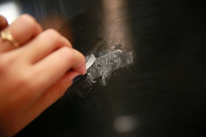 marcas de cinta adhesiva en muebles