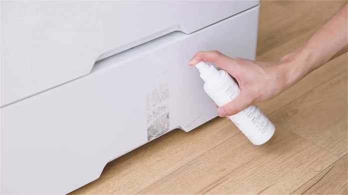 cinta adhesiva en el refrigerador