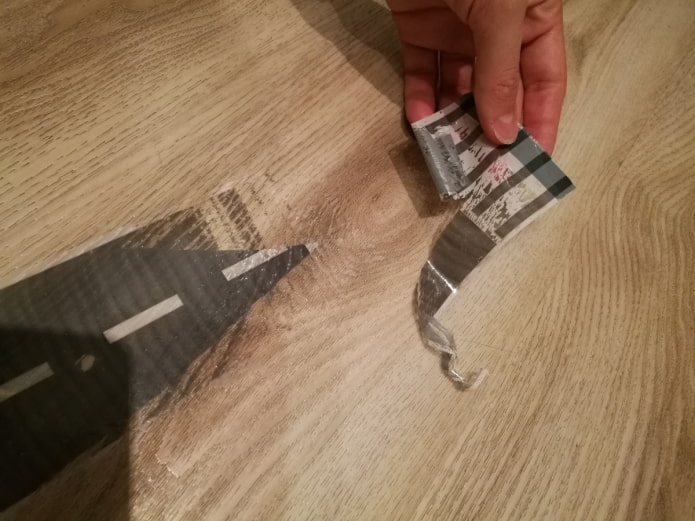 residuos de cinta adhesiva en el laminado