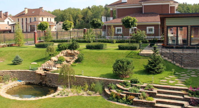 diseño paisajístico de un sitio con terreno irregular
