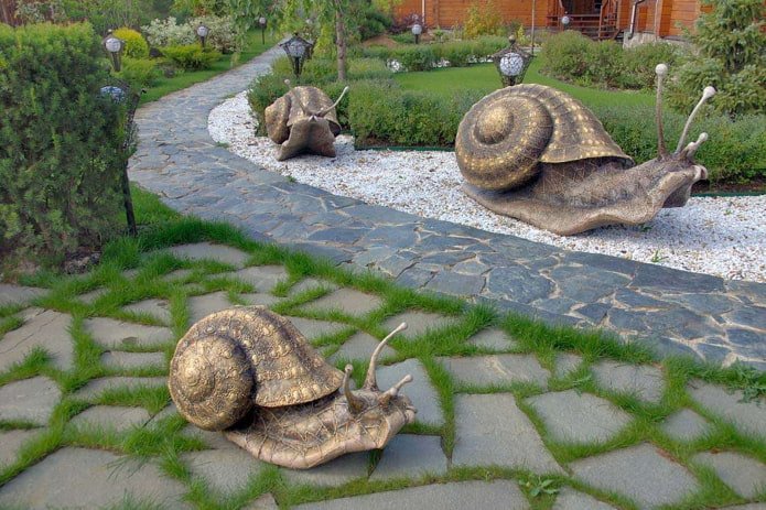 esculturas de caracoles en el diseño paisajístico