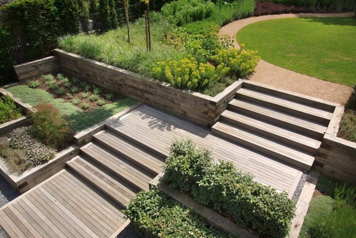 Terrazas de madera en el jardín