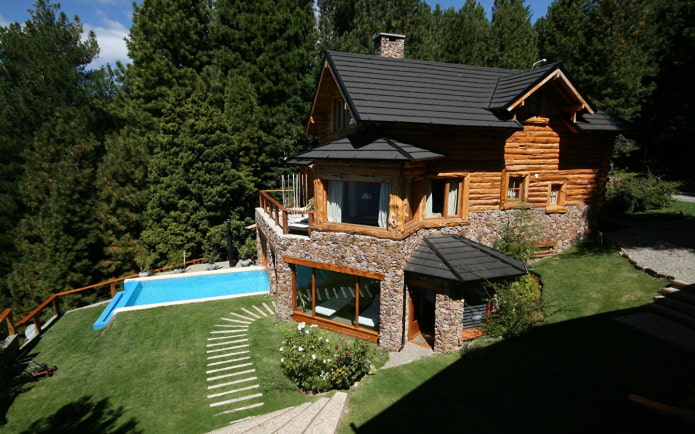 Casa de madera con piscina en una zona baja
