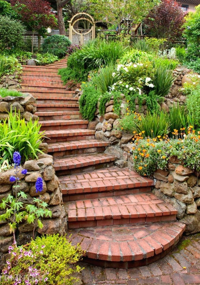 escaleras de ladrillo en el terreno