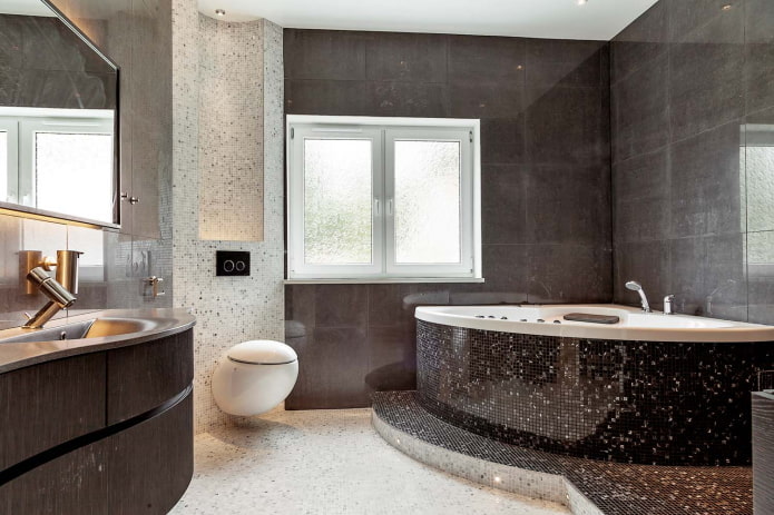 Bañera de esquina doble, con acabado de mosaicos