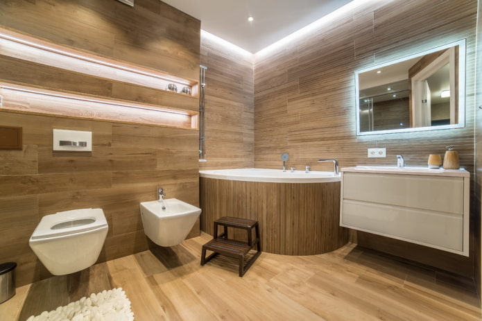 Interior de un baño espacioso con lavabo esquinero de acrílico