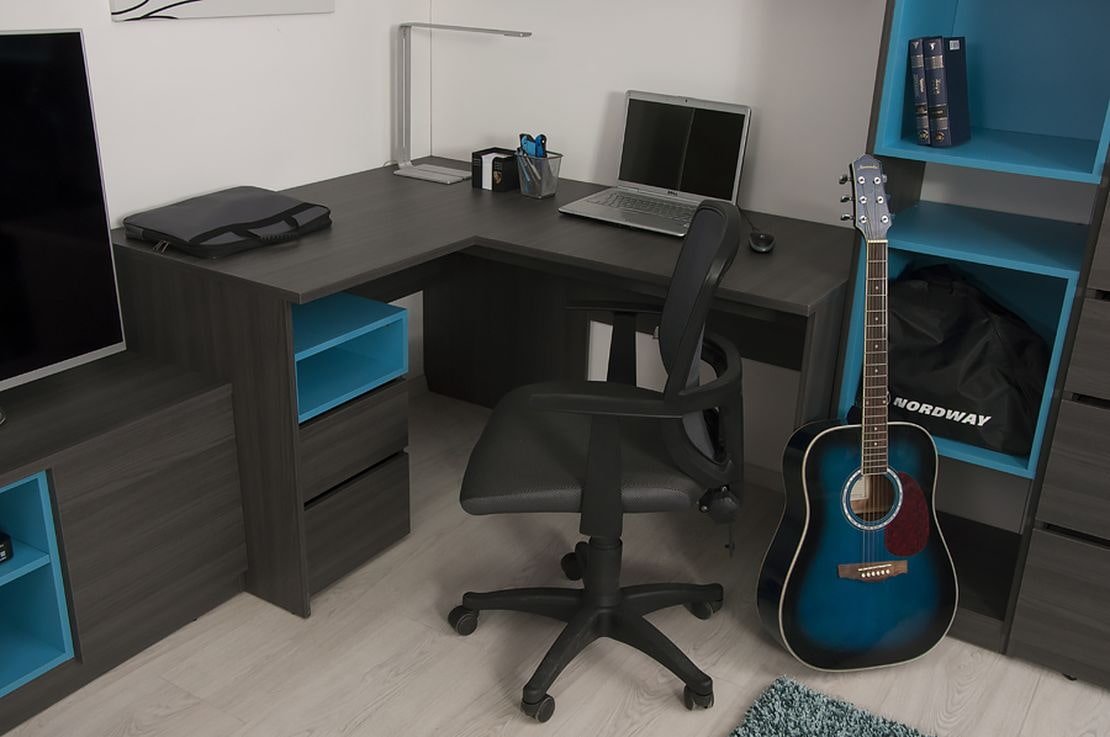 escritorio de computadora de esquina negro con inserciones azules