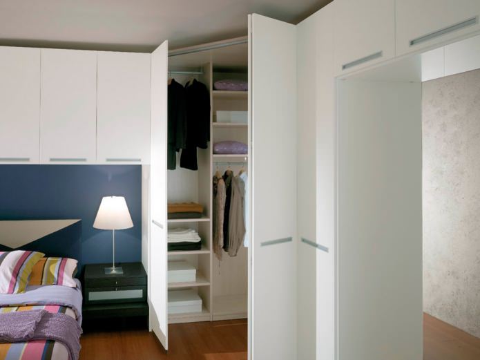 armario esquinero triangular en el dormitorio