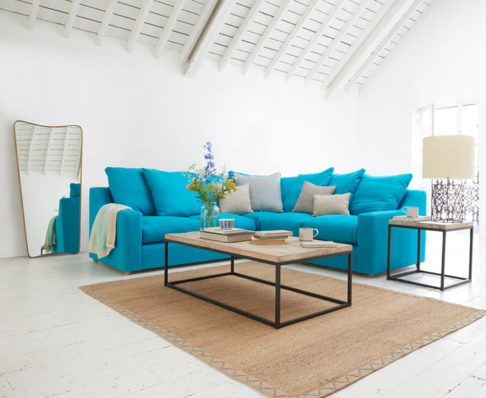 sofá azul en estilo ecológico