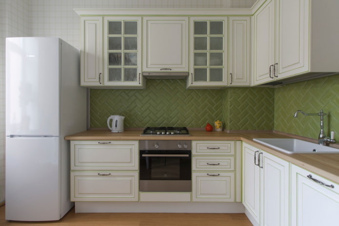 juego de esquina en el interior de una cocina pequeña