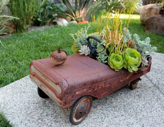 Coche de juguete en el jardín