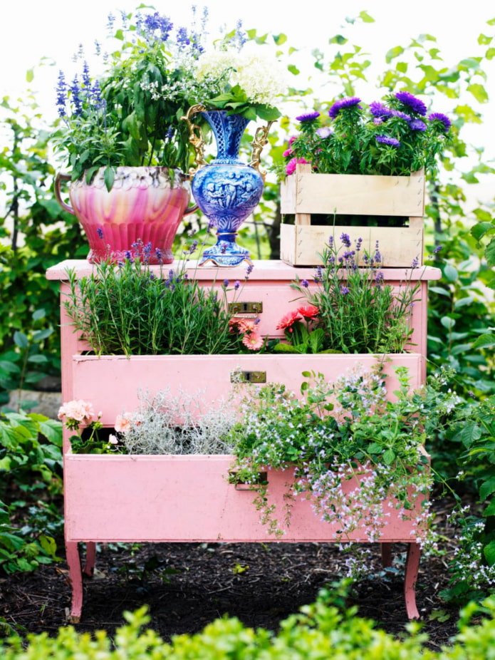 Macizo de flores hecho con una cómoda