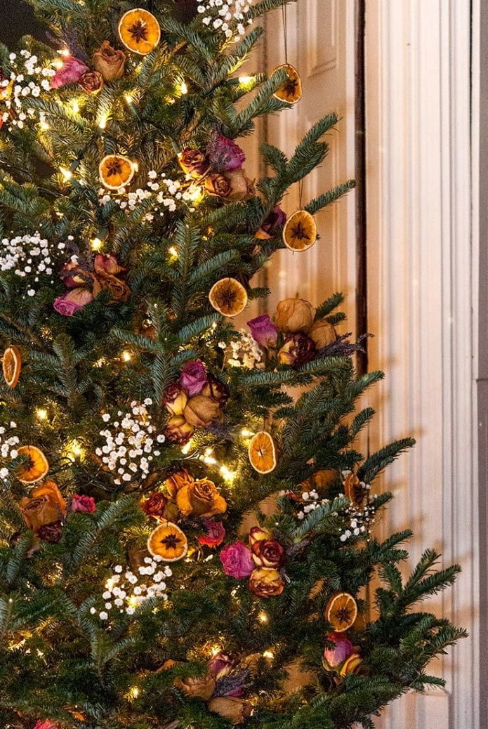 Árbol de Navidad con flores secas