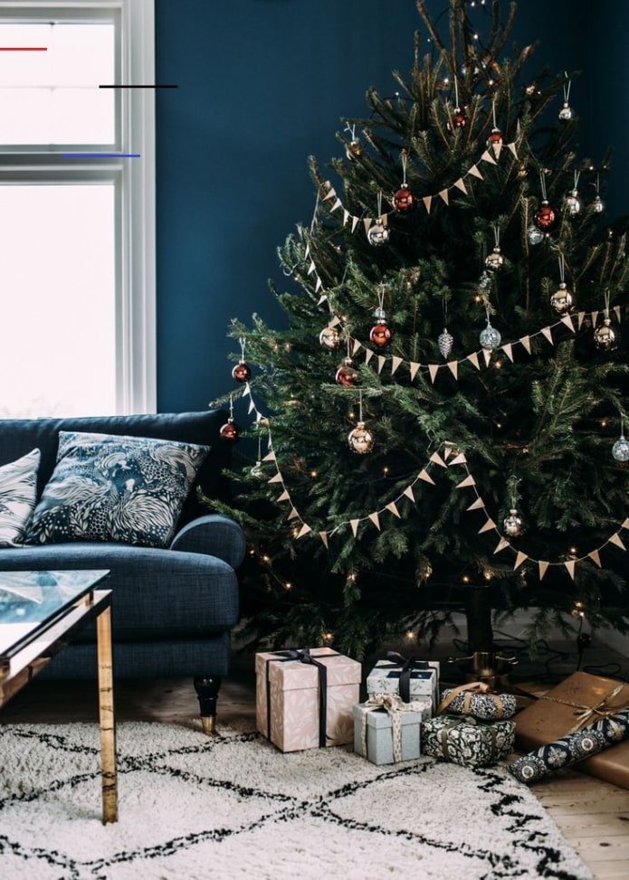 Un árbol de Navidad exuberante, un mínimo de juguetes