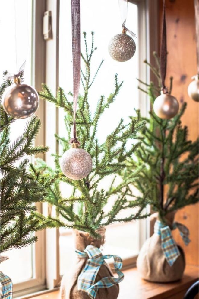 Árboles de Navidad y bolas