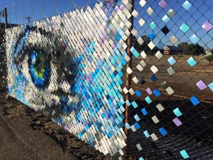 patrón de cintas de colores en una cerca de alambre