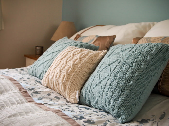 almohadas tejidas en la cama