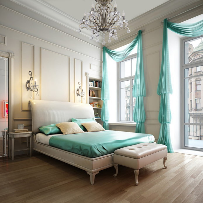 Tul turquesa del mismo color que la colcha y las almohadas