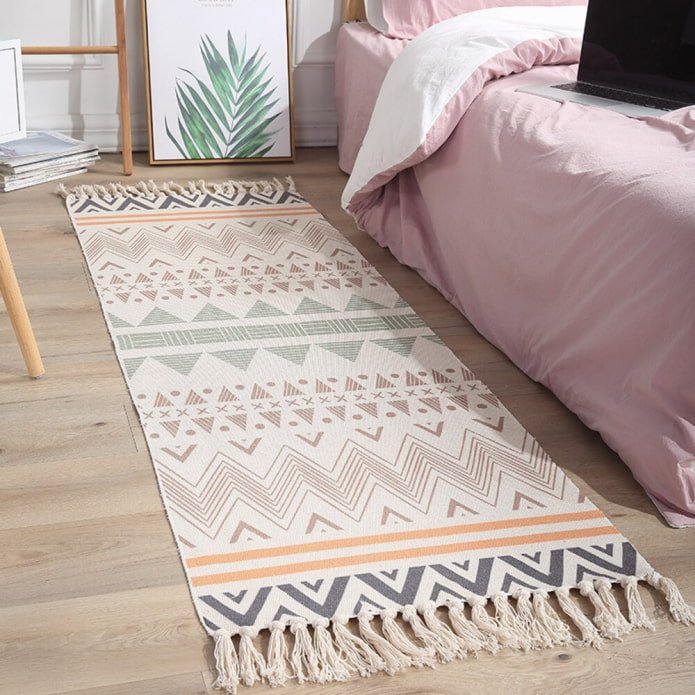 Alfombra original para la mesita de noche