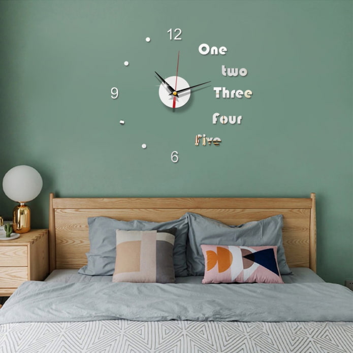 Reloj inusual sobre la cama