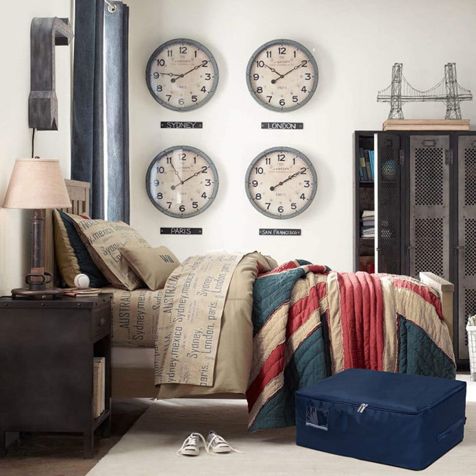 Reloj con la hora de diferentes ciudades en el dormitorio