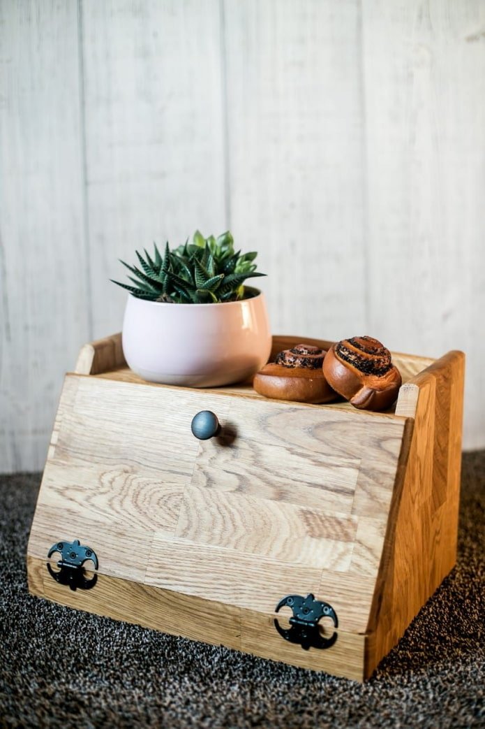 Panera de madera con estante