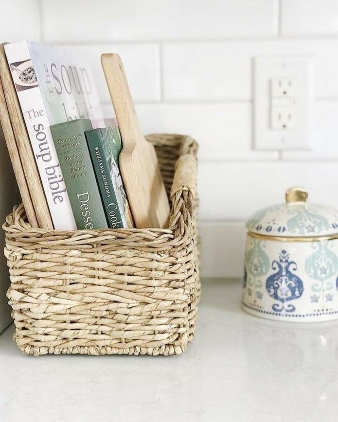 Libros en una cesta de mimbre
