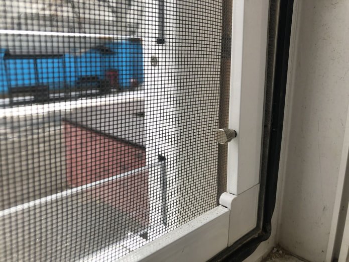 instalación de una mosquitera en émbolos