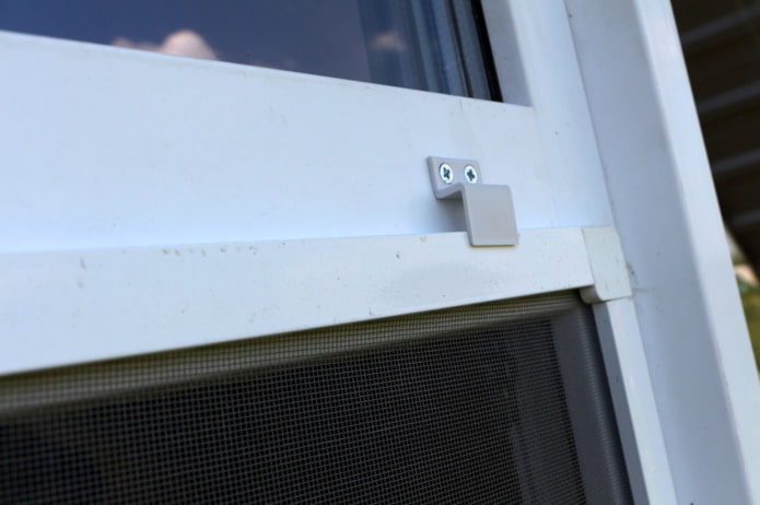 cómo instalar una mosquitera en esquinas