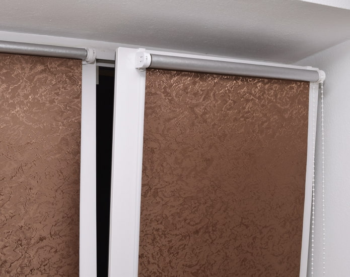 persianas enrollables en una ventana de plástico