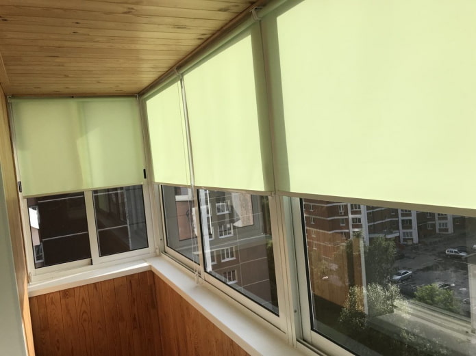 persianas enrollables en un balcón con ventanas correderas