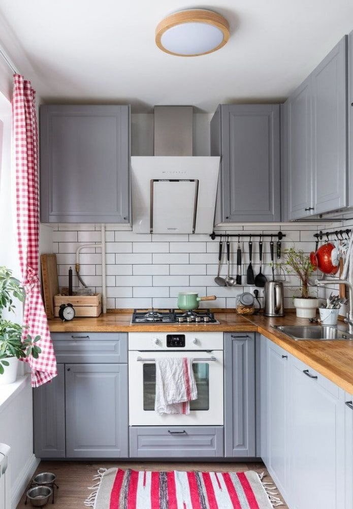 Cocina gris con elementos rojos