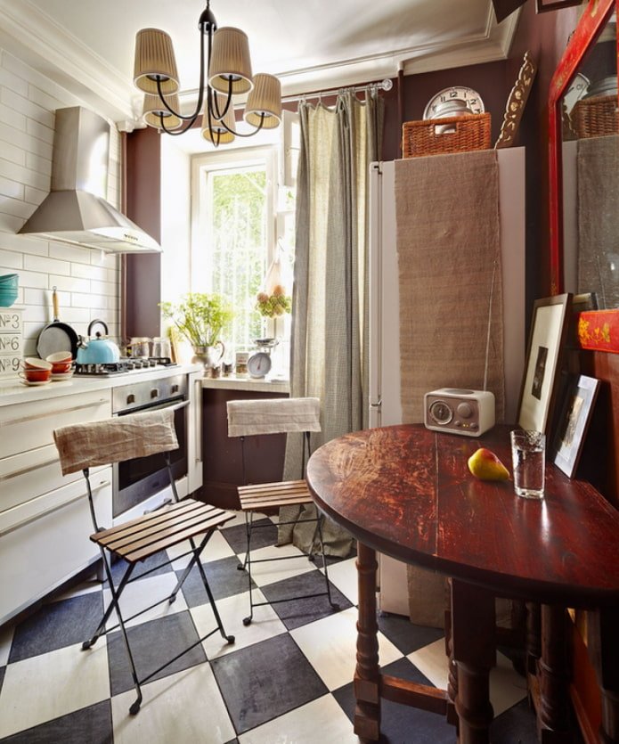 Cocina con muebles antiguos