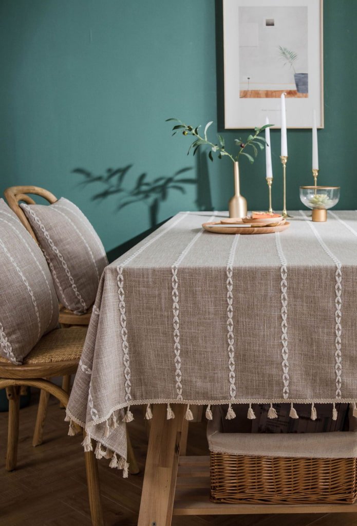 Mantel sobre una mesa de cocina