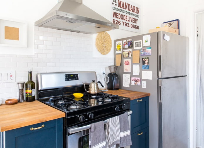 Decoración de refrigerador con imanes y fotos