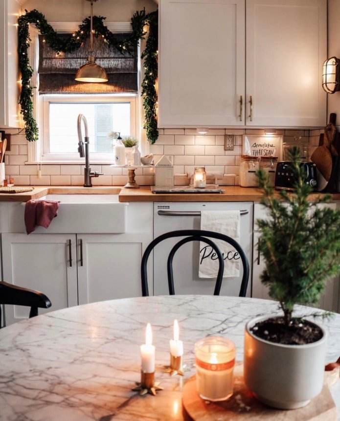 Guirnaldas y velas en la cocina