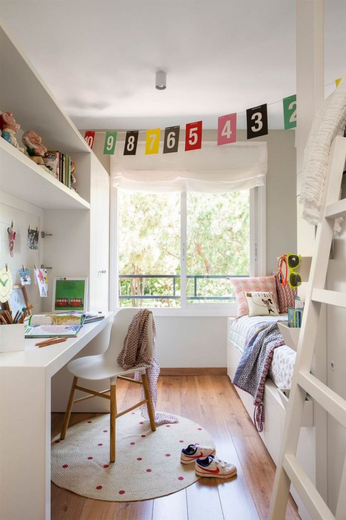 habitación infantil estrecha en blanco