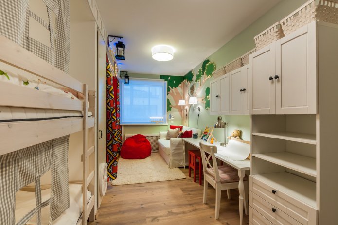 habitación infantil estrecha y larga