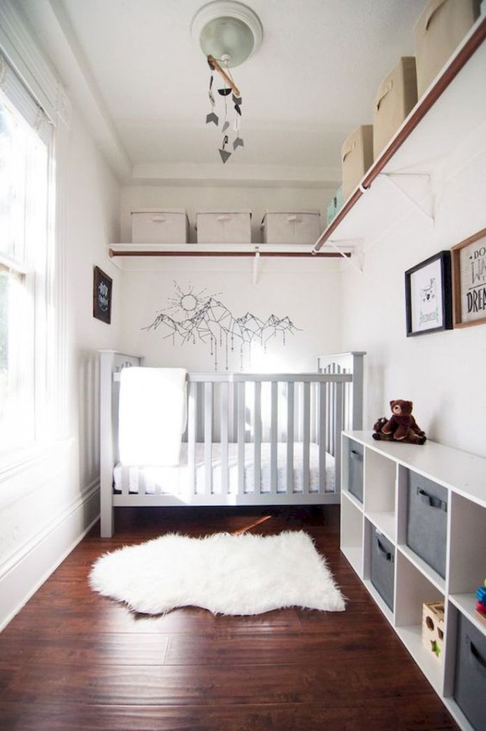 Cuna en una habitación pequeña