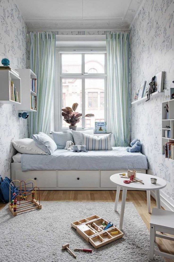 Habitación infantil clara en tonos fríos