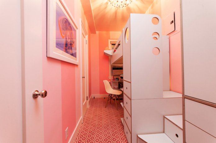 muebles blancos en la habitación de una adolescente