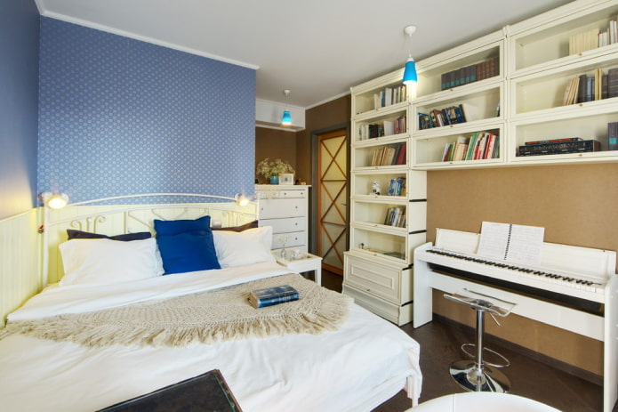 Disposición de muebles en un dormitorio estrecho