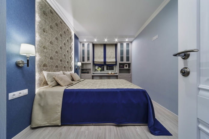 Papel pintado en el interior de un dormitorio estrecho