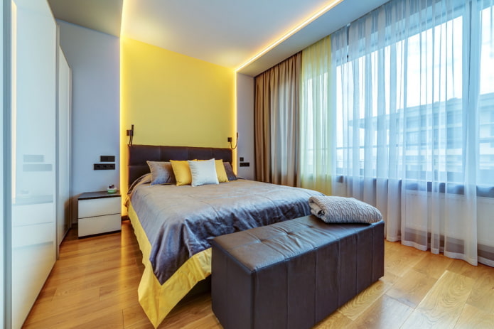 cortinas en el interior de un dormitorio estrecho