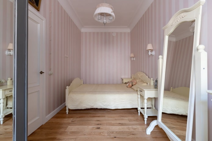 Disposición de muebles en un dormitorio estrecho