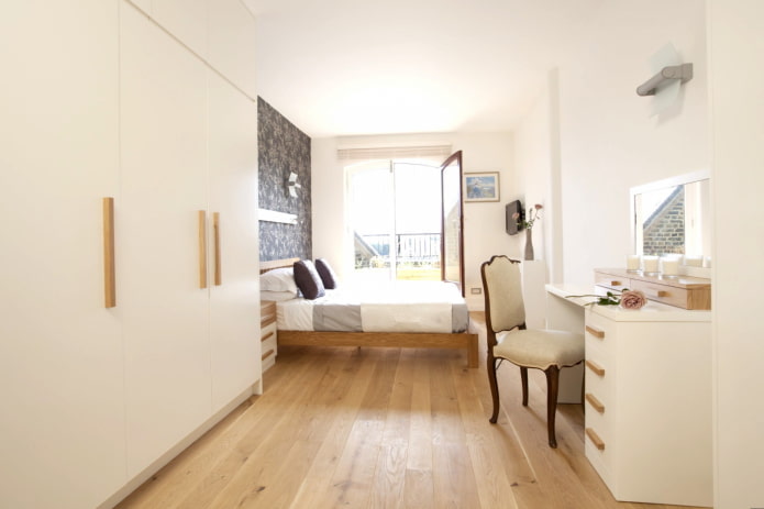 acabado del suelo en un dormitorio estrecho