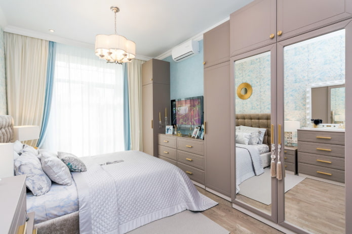 Disposición de muebles en un dormitorio estrecho