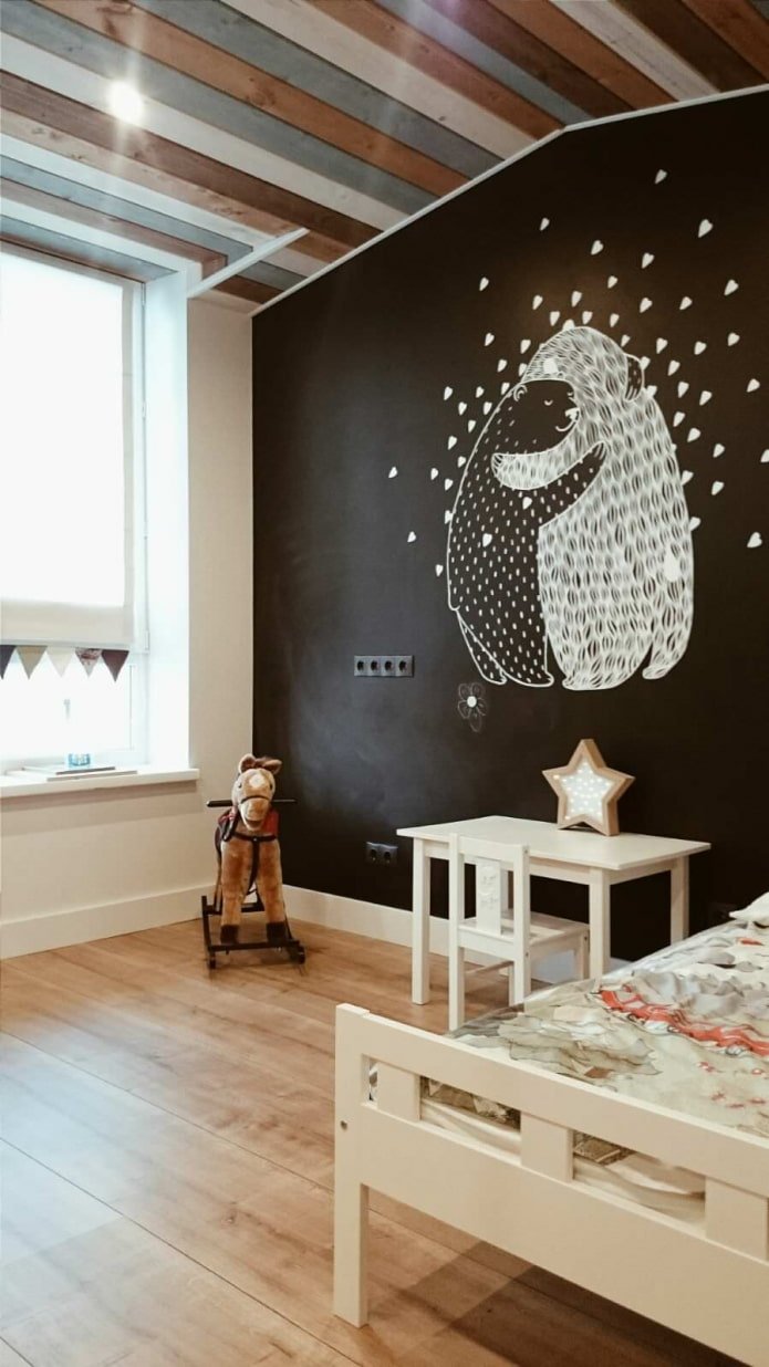 Techo de madera en la habitación infantil