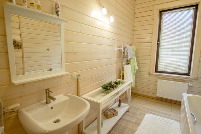 Revestimiento de madera en un baño húmedo